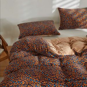 NWOT Queen Leopard Print Duvet Set